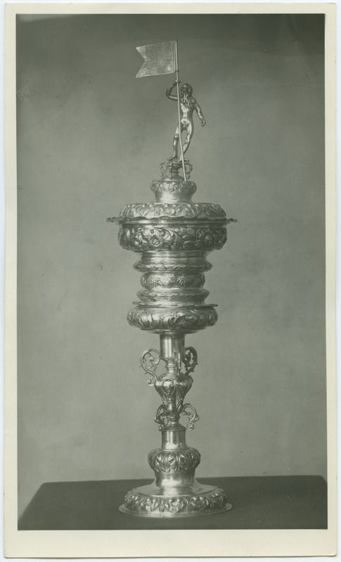 Hõbekarikas, kaanel alasti habemik lipuga, Wilting Joachim, 17. sajand.