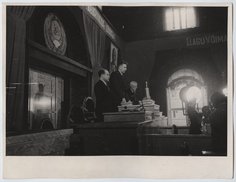 Sms. Veimer avab koosoleku Toompea lossi 1940. aasta juulis.