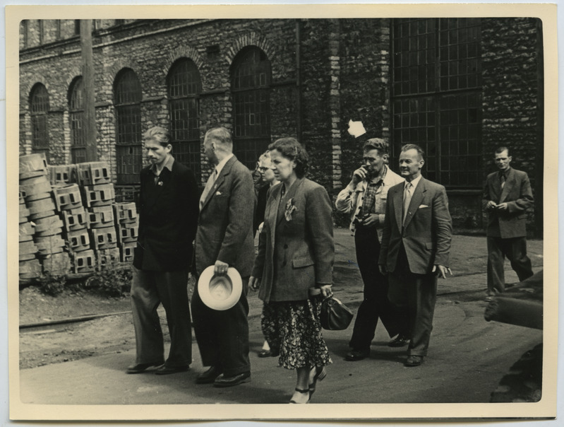 Soome turistid tehase "Volta" õuel.