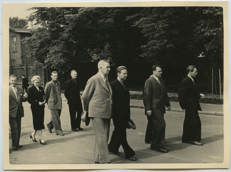 Soome turistid tehase "Volta" õuel.