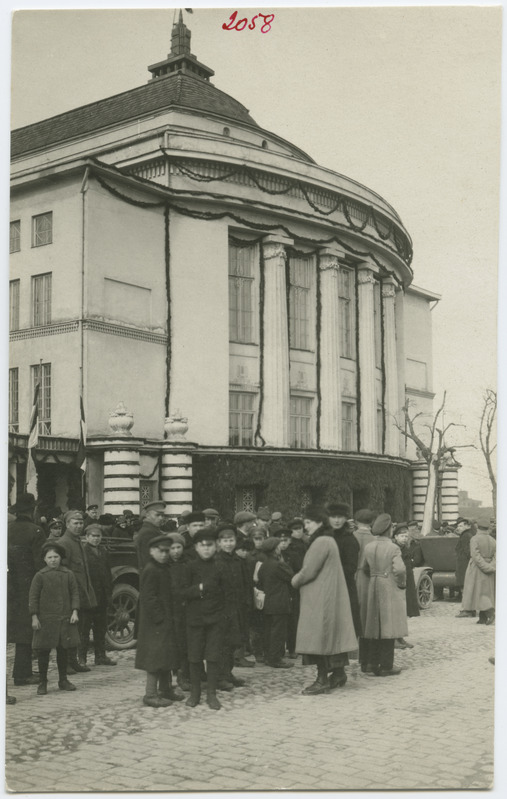 Rahvas kontsertsaali ees
