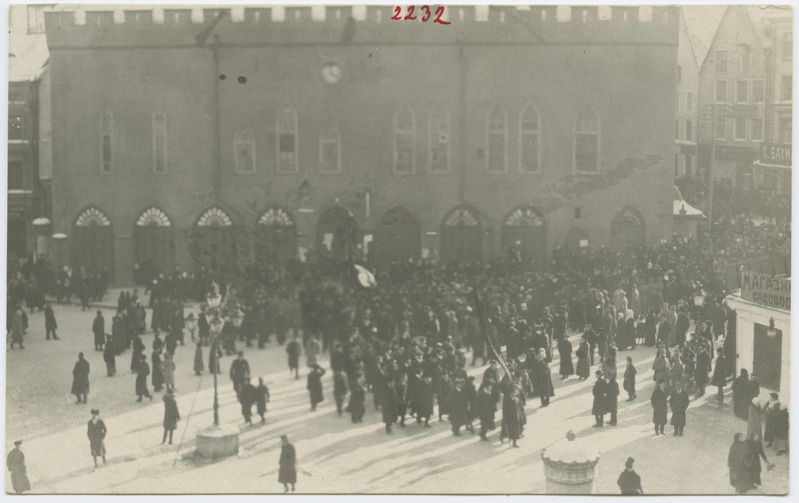 Demonstrandid on jõudnud Raekoja platsile