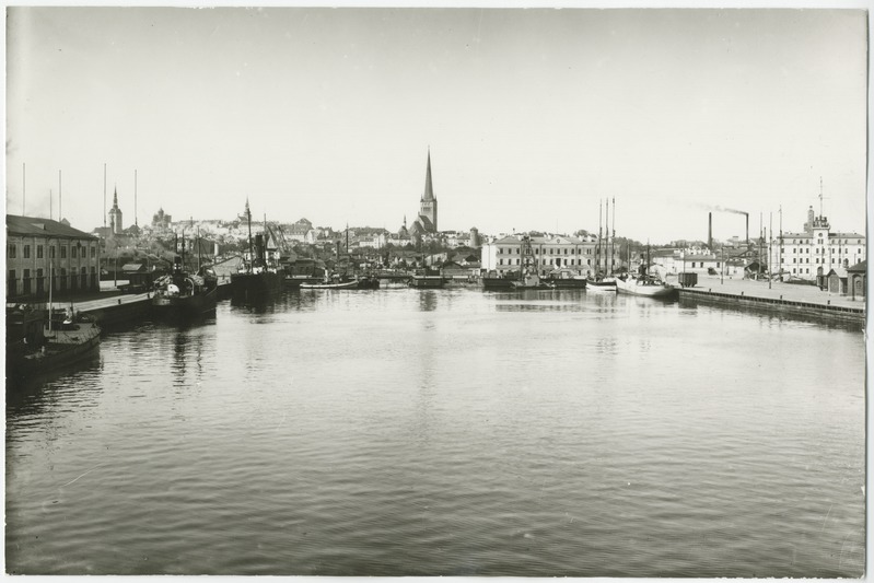 Tallinna sadam, vaade merelt, taga linna siluett.
