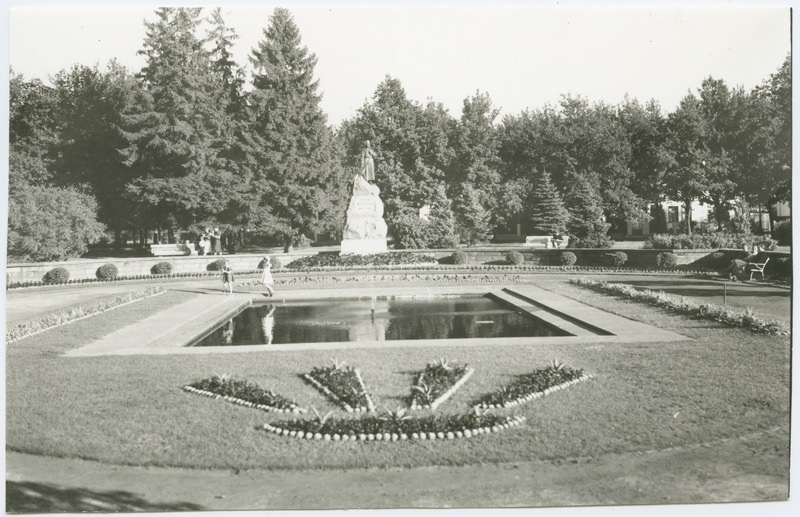 A. Adamson - Lydia Koidula monument Pärnus.