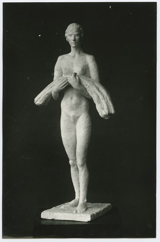 E. Jõesaar, viljavihku käes hoidev naine, 1930-ndatest aastatest.
