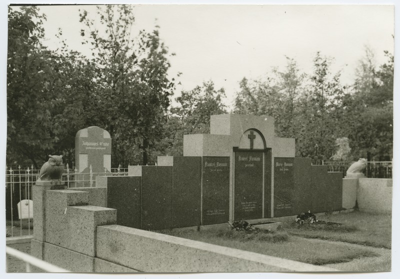 J. Koort, Kaarel Uusmanni perekonna matmispaik Rahumäel, 1932. aastast.