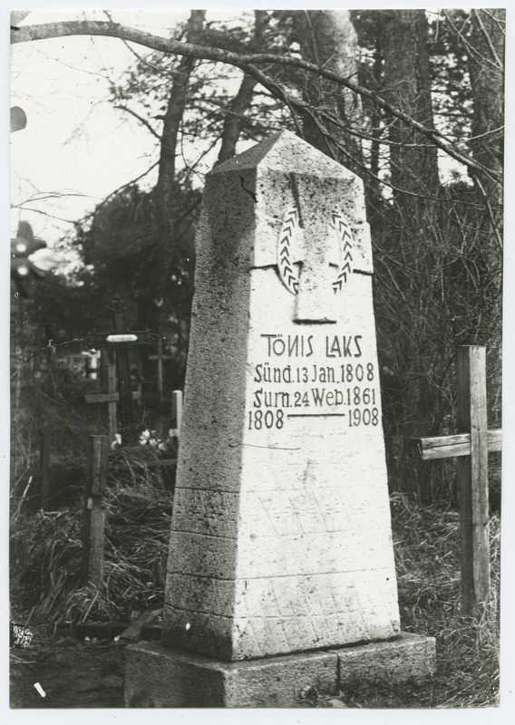 Loiksi Tõnise (1808 - 1861) mälestusmärk Alatskivi kalmistul, püstitatud 1908. aastal.