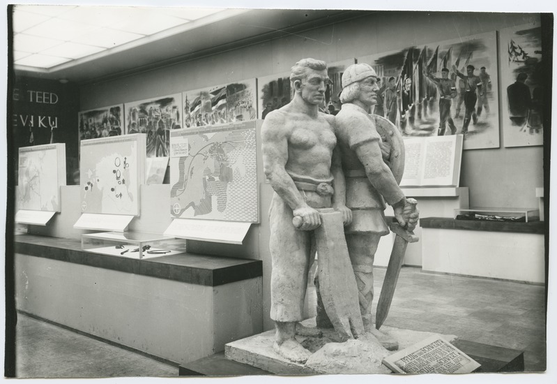 K. Pehme, skulptuurigrupp "Adra ja mõõgaga" Tallinna Kunstihoones 1943. aasta detsembris.