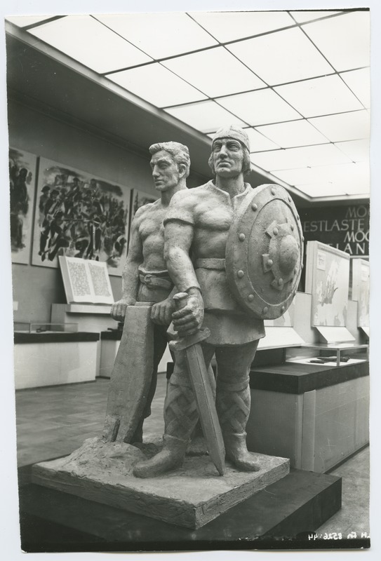 K. Pehme, skulptuurigrupp "Adra ja mõõgaga" Tallinna Kunstihoones 1943. aasta detsembris.