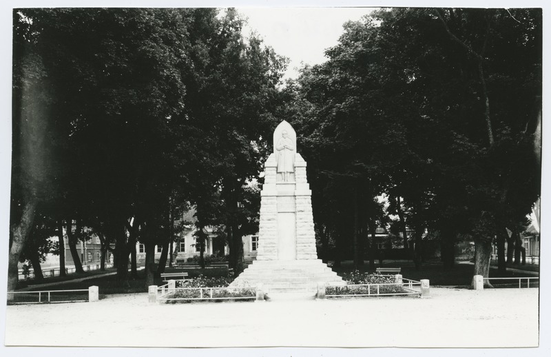 V. Mellik, mälestusmärk sõjas langenud läänlastele Haapsalus, 1924. aastast.