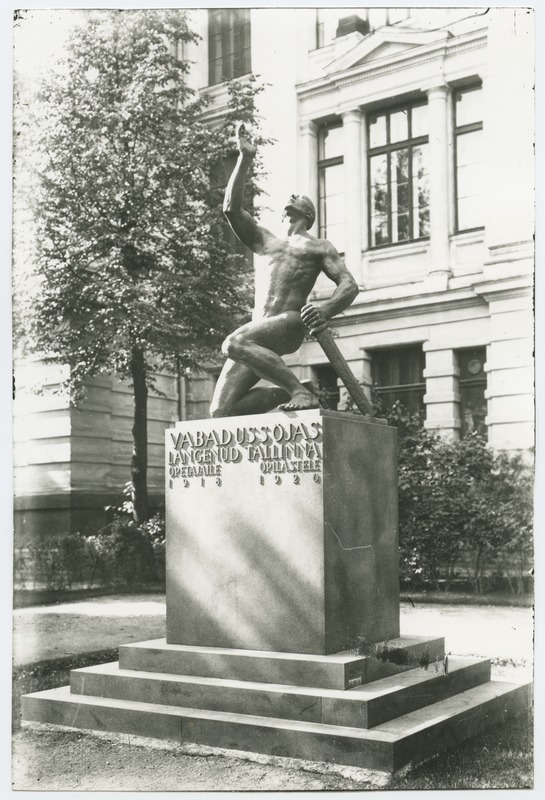 F. Sannamees, mälestusmärk Tallinna Reaalkooli esisel väljakul, 1930-ndad aastad.