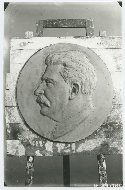 G. Pommer, J.V. Stalini reljeefportree 1941. aastast.