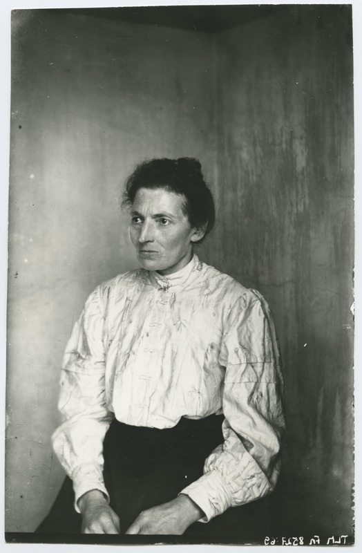 Portreefoto, naise poolfiguur umbes 1910. aastast.