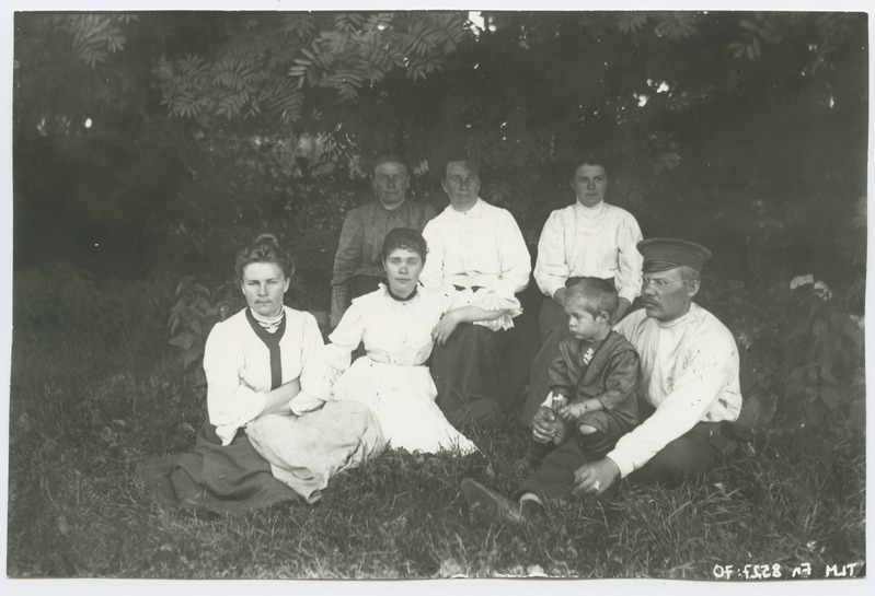 Grupifoto, looduses istumas viis naist, mees ja laps, umbes 1915. aastast.
