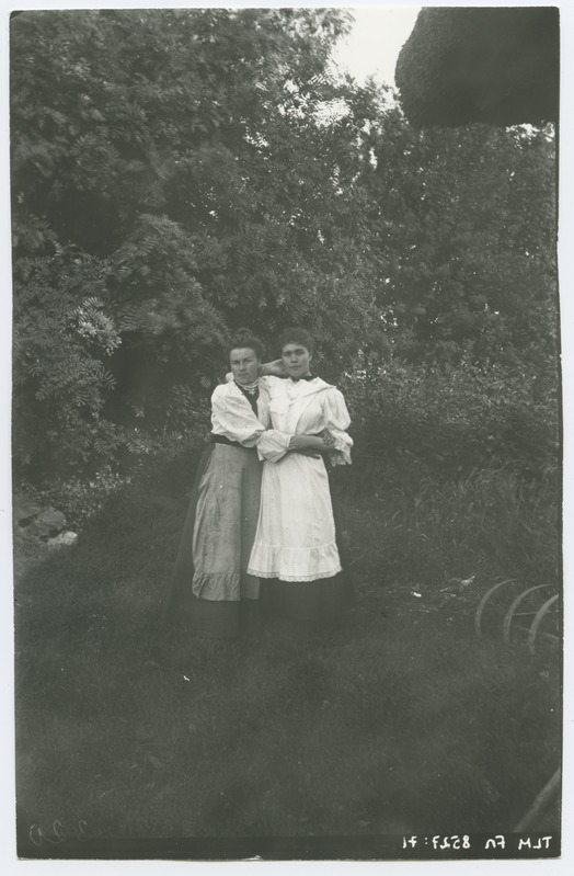 Portreefoto, naine ja neiu seismas looduslikus keskkonnas, umbes 1915. aasta.