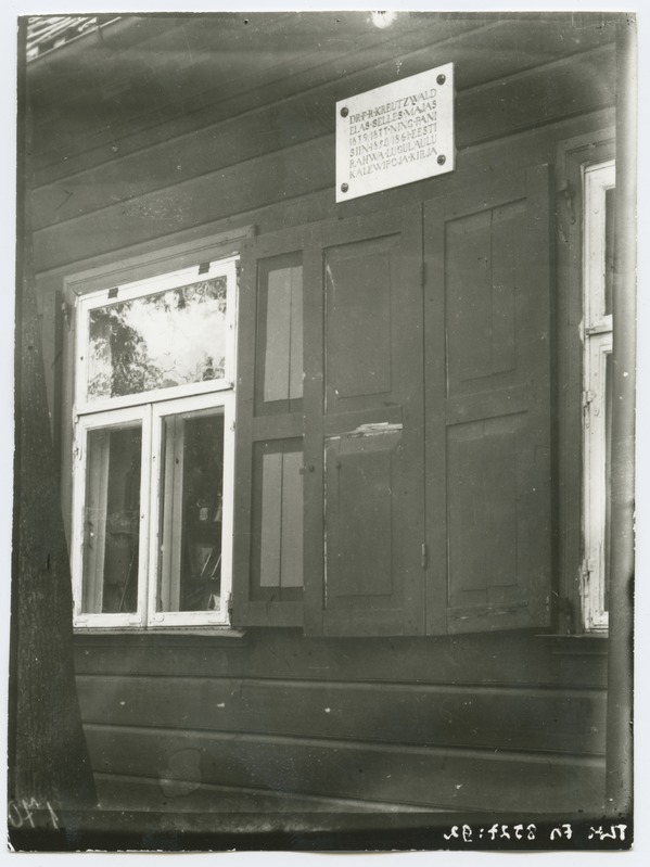 Mälestustahvel Võrus Fr.R. Kreutzwaldi maja seinal, 1920-ndatest aastatest.
