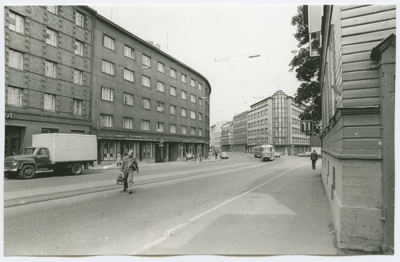 Vaade Pärnu maantee ja Peeter Süda tänava ristmikule Tõnismäe poolt.