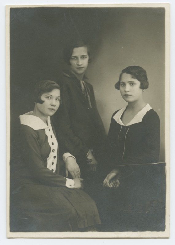 Kolmikportree naistest