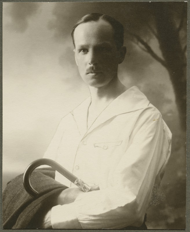 Joh. Parikas jalutuskepiga kaenla all