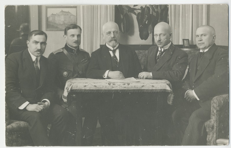 Tartu rahuläbirääkimistest osavõtjad, vasakult kolonel V. Mutt, kindral J. Soots, J. Poska, J. Seljamaa ja A. Birk.