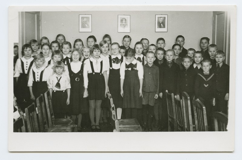Tallinna XII algkooli õpilaste grupipilt.