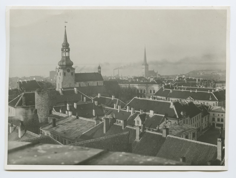 Vaade Toompea hoonete katustele ja Toomkirikule, taustal Oleviste kirik.