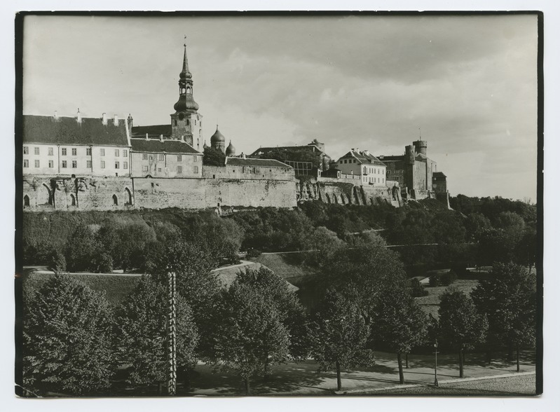 Toompea nõlv, vaade Balti jaama poolt.