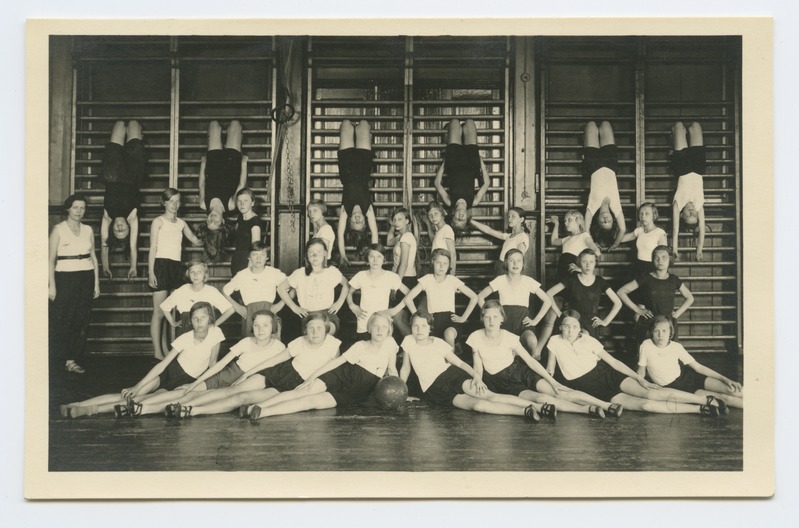 Tütarlapsed võimlemas.