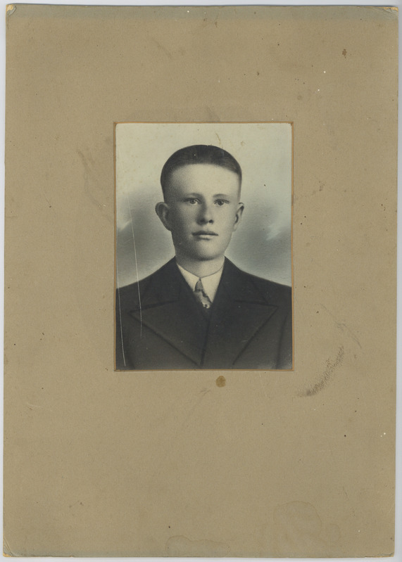 Noormehe portree. Foto aluspapil, retušeeritud.