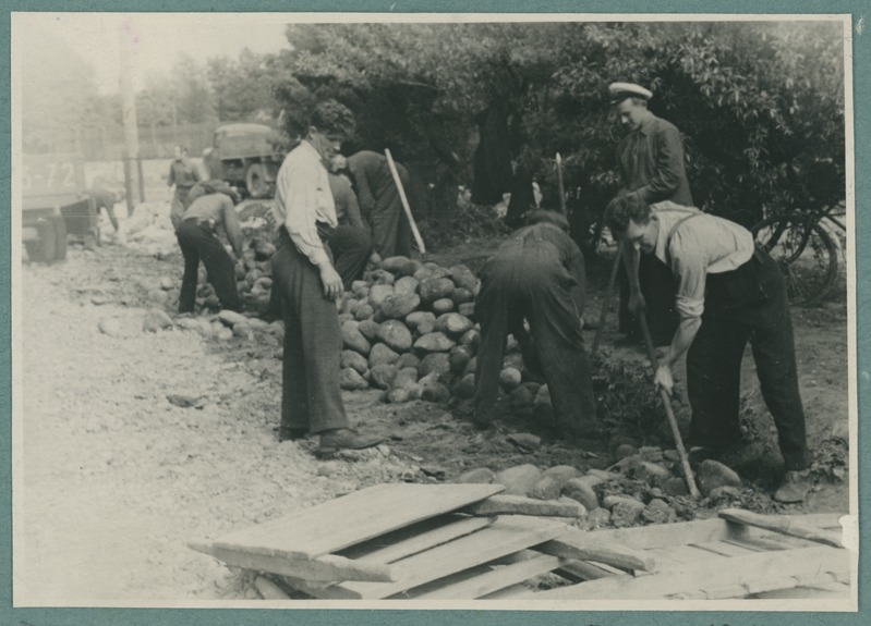 Tallinn, Kaubasadama tuletõrjujad vanal Pirita teel munakive välja võtmas ja hunnikusse ladumas.