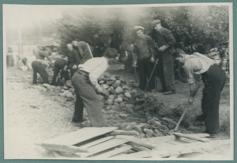 Tallinn, Kaubasadama tuletõrjujad vanal Pirita teel munakive välja võtmas ja hunnikusse ladumas.