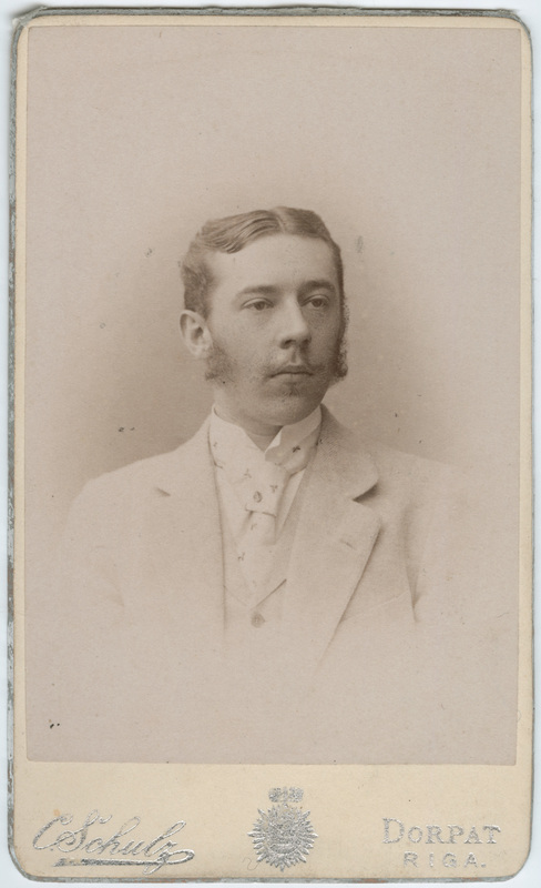 Foto albumis: Tallinna Toomkooli õppejõudude ja õpilaste portreedega. Armand Forester