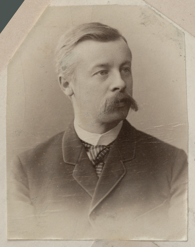 Foto albumis: Tallinna Toomkooli õppejõudude ja õpilaste portreedega. Tallinna toomkooli vilsistlane (lõpetas 1869) Tartu Ülikooli professor Karl Dehio.