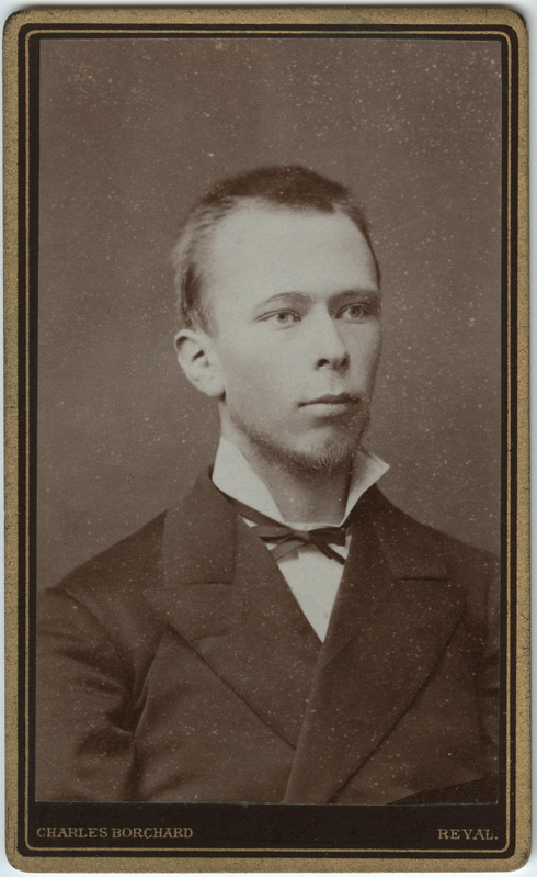 Foto albumis: Tallinna Kubermangugümnaasiumi abiturientide portreed. Heinrich Höppener