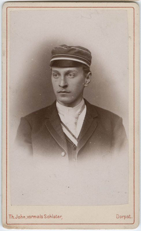 Foto albumis: Tallinna Toomkooli õppejõudude ja õpilaste portreedega. Albert Haller
