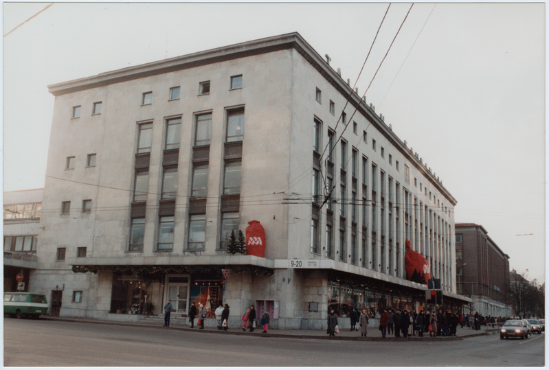 Foto albumis: Tallinna Kaubamaja jõulud 1995. Jõuludekoratsioonid kaubamaja välisfassaadil.