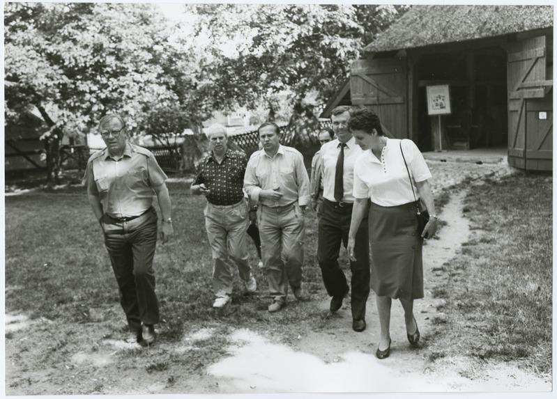 Tallinna delegatsioon Schwerini, ringkäik vabaõhumuuseumisse 14.06.1989. a.