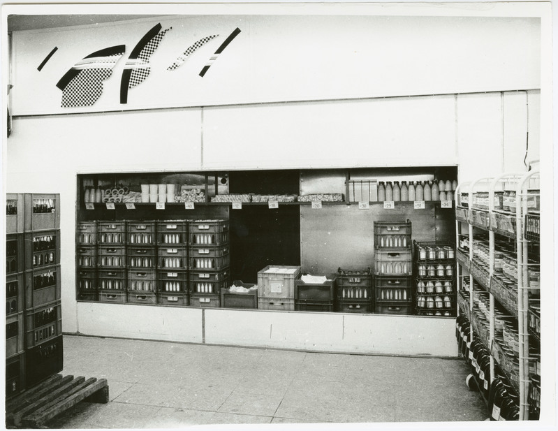 Tallinna I Toidukaubastu kaupluste selvemüügile üleviimisel kasutatud tehnoloogiatest ja sisustusest 1960 -1990. 
Kaupluse sisevaade - piimatoodete külmlett.