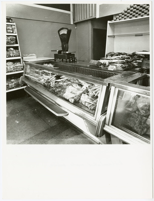 Tallinna I Toidukaubastu kaupluste selvemüügile üleviimisel kasutatud tehnoloogiatest ja sisustusest 1960 -1990. 
Kaupluse sisevaade - kalalett.