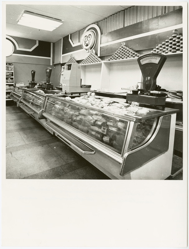 Tallinna I Toidukaubastu kaupluste selvemüügile üleviimisel kasutatud tehnoloogiatest ja sisustusest 1960 -1990. 
Kaupluse sisevaade - külmletid.