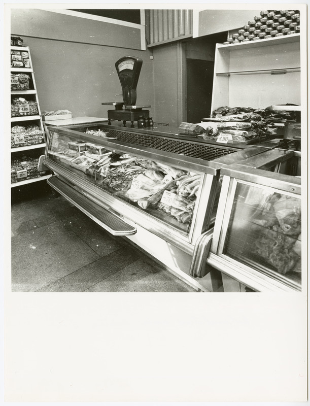 Tallinna I Toidukaubastu kaupluste selvemüügile üleviimisel kasutatud tehnoloogiatest ja sisustusest 1960 -1990. 
Kaupluse sisevaade - kalalett.