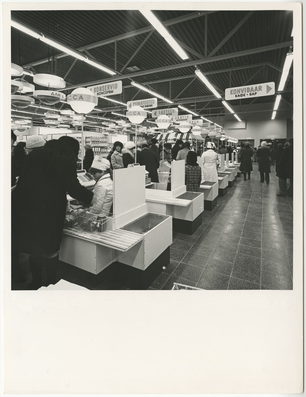 Tallinna I Toidukaubastu kaupluste selvemüügile üleviimisel kasutatud tehnoloogiatest ja sisustusest 1960 -1990. Tallinna Kaubahalli sisevaade.