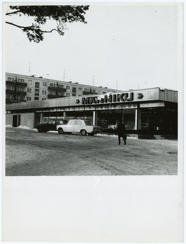 Tallinna I Toidukaubastu kaupluste selvemüügile üleviimisel kasutatud tehnoloogiatest ja sisustusest 1960 -1990. Kauplus Männiku fassaad