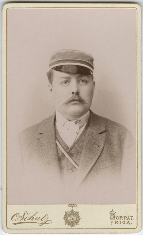 Foto albumis: Tallinna Toomkooli õppejõudude ja õpilaste portreedega. John Harder