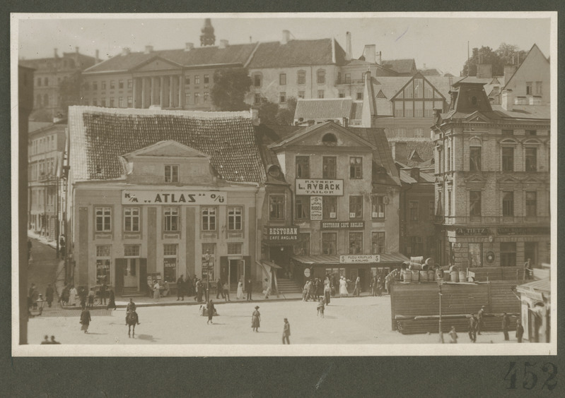 Tallinn. Raekoja plats. Vaade Voorimehe ja Dunkri tänava suunas.