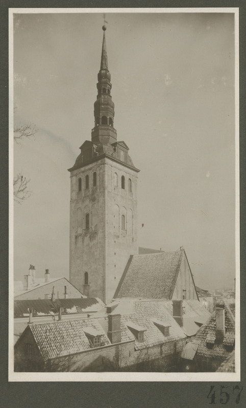 Tallinn. Vaade Niguliste kirikule Taani kuninga aia poolt.