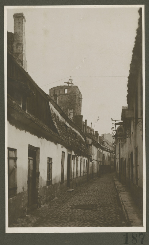 Tallinn. Müüri äärne tänav.