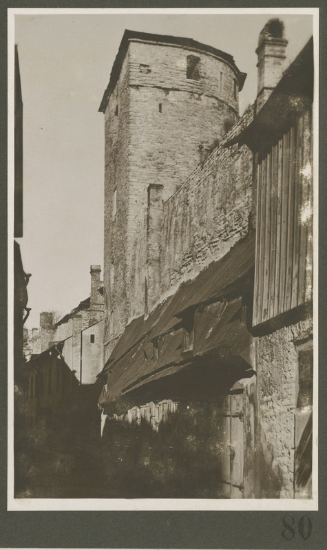 Tallinn. Müürivahe tänav ja Munkadetagune torn.