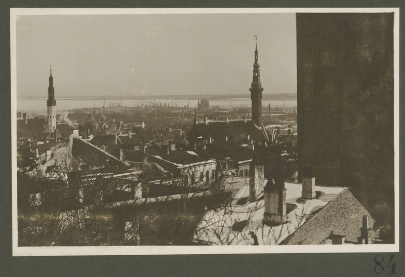 Tallinn. Vaade vanalinnale, Tallinna Raekojale ja Püha Vaimu kiriku tornile.