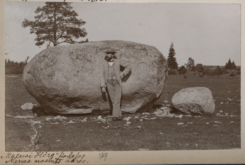 Härjakivi ehk Härgkivi Kaberla külas endise Halliku talu maal, lõhuti 1938.aastal. Kivi ees seisab fotograaf Tiidermann.